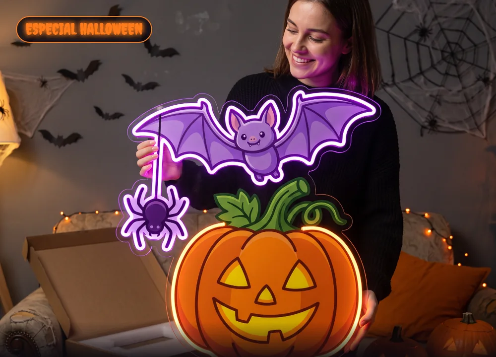 Clienta recibiendo su letrero neón LED de calabaza y murciélago ya encendido