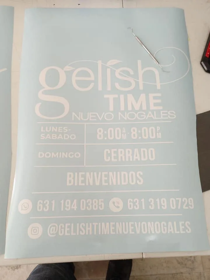 Vinil de corte blanco con los horarios y teléfonos de Gelish Time, listo para aplicar