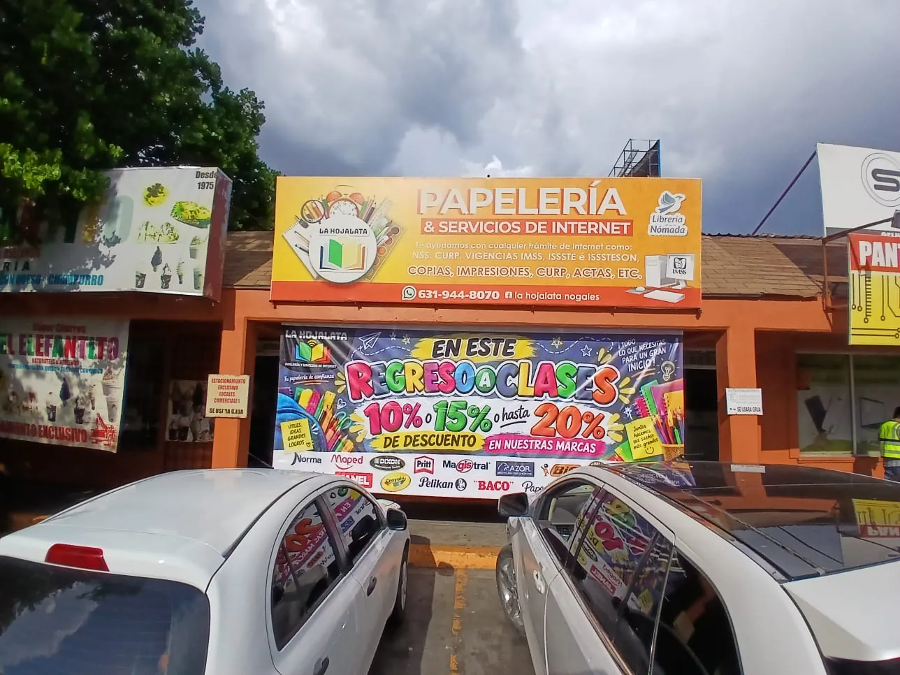 Lona de campaña y rótulo de fachada impresos por LOOVUS para una papelería de Nogales