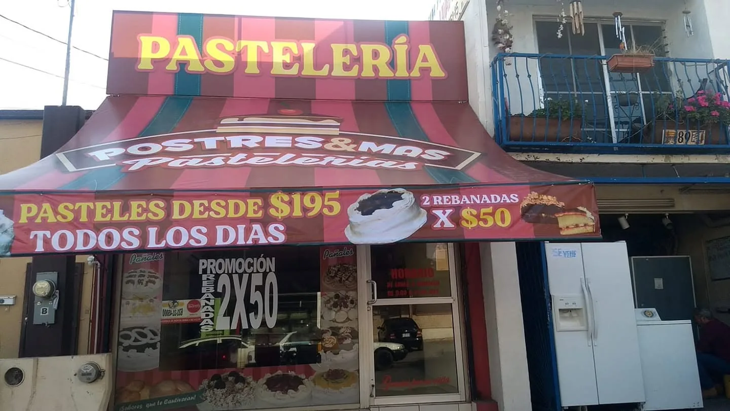 Fachada de una pastelería con toldo impreso con la marca y lona de precios al frente
