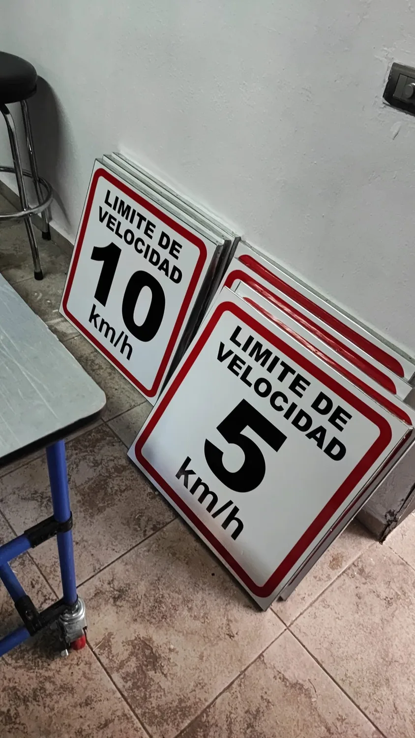 Señales de límite de velocidad de 5 y 10 km/h apiladas en el taller