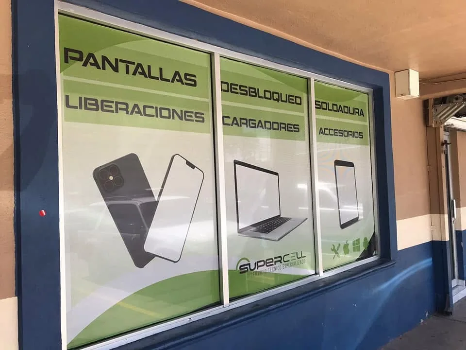 Ventanas de un local de servicio técnico cubiertas con gráficos verdes de SuperCell