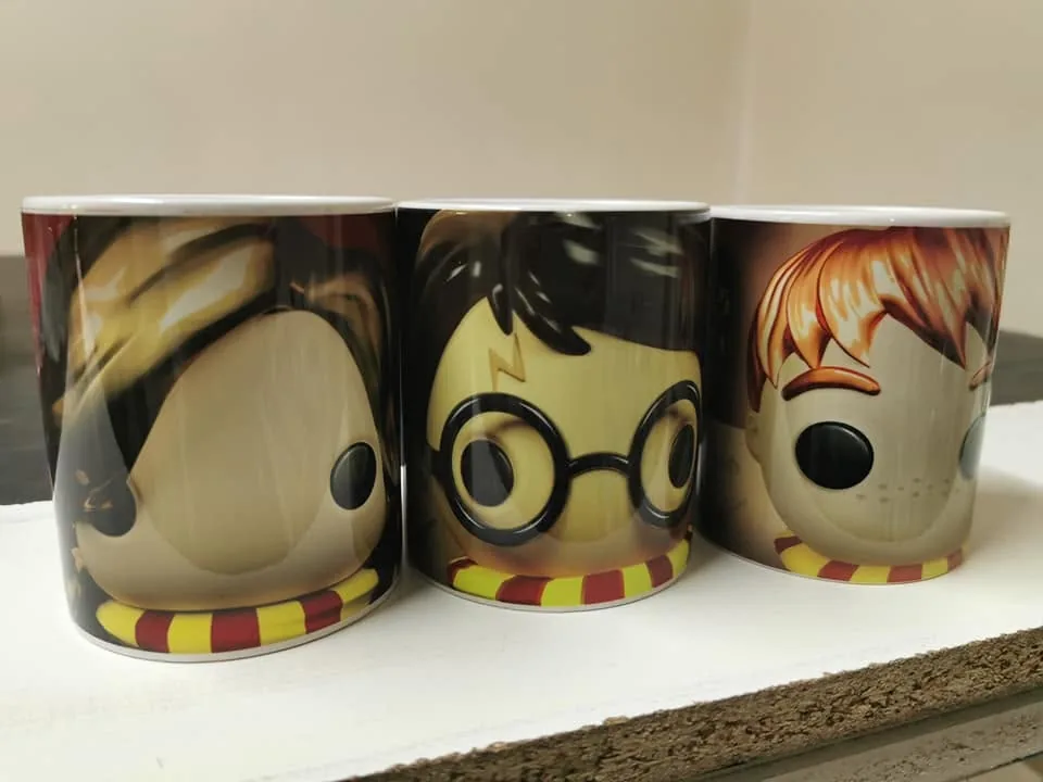 Tres tazas blancas personalizadas con personajes impresos a todo color